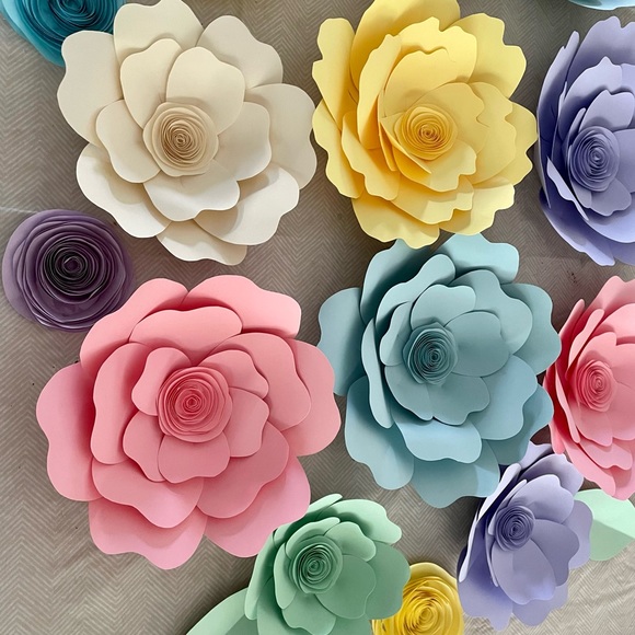 Paper flower backdrop - Picture 5 of 5